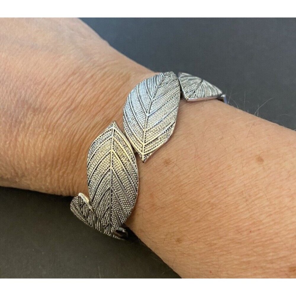 Stretch bangle bracelet silvertone realistic leaves